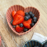 RAMEKIN CORAZON RAYITAS ROSADO 10X10X4,5 H CM